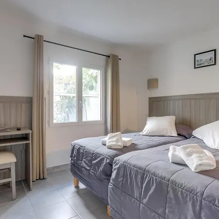 Les Palmiers En Camargue Hotel 2*