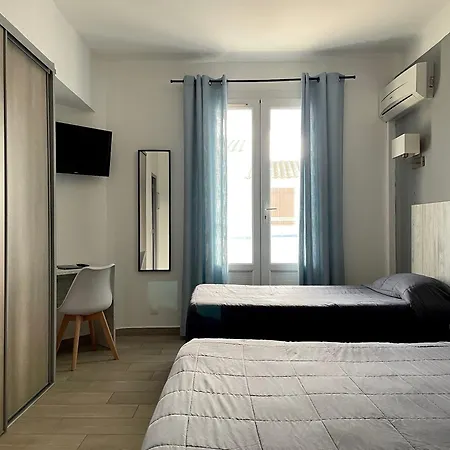 Hotel Les Palmiers En Camargue