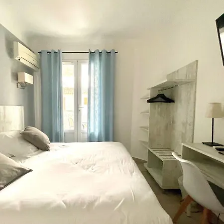 Les Palmiers En Camargue Hotel