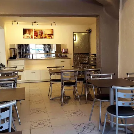Hotel Les Palmiers En Camargue 2*